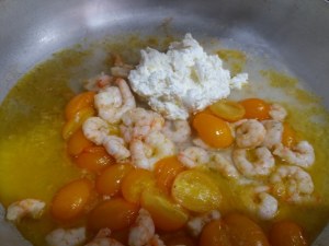 Fusilli al ferretto con pesto di rucola gamberetti pomodoro giallo e ricotta di bufala