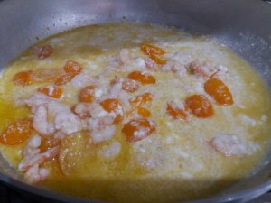 Fusilli al ferretto con pesto di rucola gamberetti pomodoro giallo e ricotta di bufala