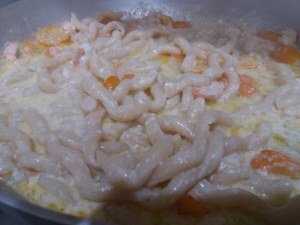 Fusilli al ferretto con pesto di rucola gamberetti pomodoro giallo e ricotta di bufala
