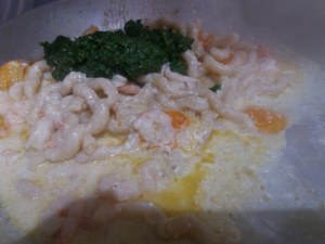 Fusilli al ferretto con pesto di rucola gamberetti pomodoro giallo e ricotta di bufala