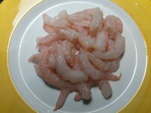 Fusilli al ferretto con pesto di rucola gamberetti pomodoro giallo e ricotta di bufala