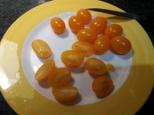 Fusilli al ferretto con pesto di rucola gamberetti pomodoro giallo e ricotta di bufala