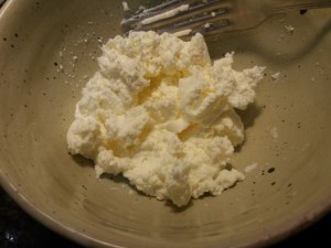 Fusilli al ferretto con pesto di rucola gamberetti pomodoro giallo e ricotta di bufala