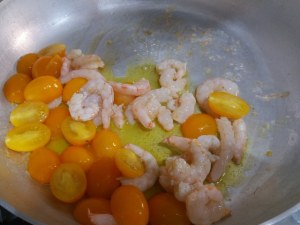 Fusilli al ferretto con pesto di rucola gamberetti pomodoro giallo e ricotta di bufala