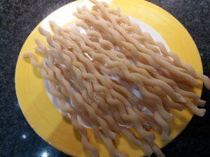 Fusilli al ferretto con pesto di rucola gamberetti pomodoro giallo e ricotta di bufala