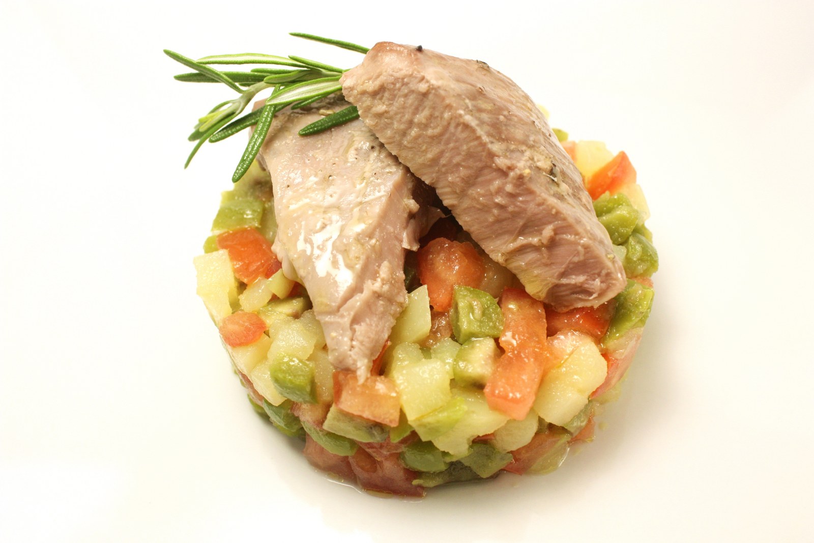 Insalata di patate pomodori ed olive verdi con tonno rosso alle erbe cotto a bassa temperatura