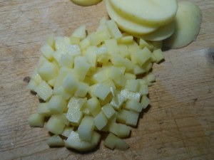 Insalata di patate pomodori ed olive verdi con tonno rosso alle erbe cotto a bassa temperatura