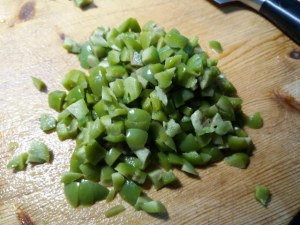 Insalata di patate pomodori ed olive verdi con tonno rosso alle erbe cotto a bassa temperatura