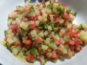 Insalata di patate pomodori ed olive verdi con tonno rosso alle erbe cotto a bassa temperatura
