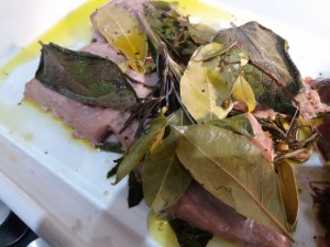 Insalata di patate pomodori ed olive verdi con tonno rosso alle erbe cotto a bassa temperatura