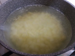 Insalata di patate pomodori ed olive verdi con tonno rosso alle erbe cotto a bassa temperatura