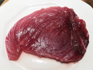 Insalata di patate pomodori ed olive verdi con tonno rosso alle erbe cotto a bassa temperatura