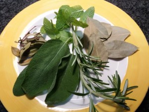 Insalata di patate pomodori ed olive verdi con tonno rosso alle erbe cotto a bassa temperatura