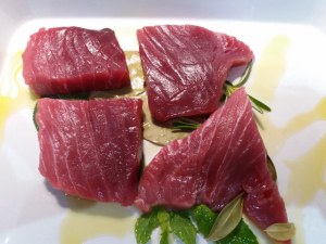 Insalata di patate pomodori ed olive verdi con tonno rosso alle erbe cotto a bassa temperatura