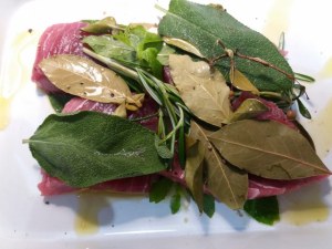 Insalata di patate pomodori ed olive verdi con tonno rosso alle erbe cotto a bassa temperatura