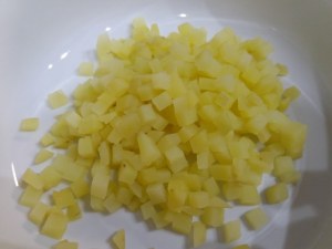 Insalata di patate pomodori ed olive verdi con tonno rosso alle erbe cotto a bassa temperatura