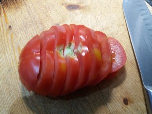 Insalata di patate pomodori ed olive verdi con tonno rosso alle erbe cotto a bassa temperatura