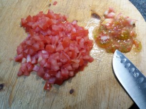 Insalata di patate pomodori ed olive verdi con tonno rosso alle erbe cotto a bassa temperatura