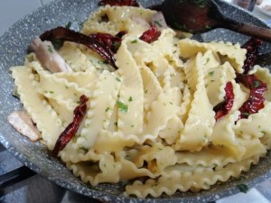 Mafalde alla carbonara di tonno con peperoni cruschi