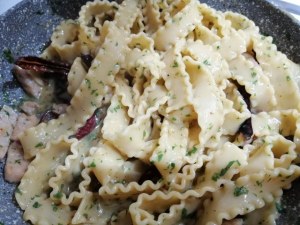 Mafalde alla carbonara di tonno con peperoni cruschi