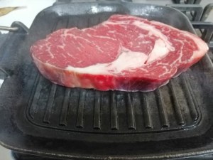 Tagliata di entrecote su coulis di peperone giallo con gocce di riduzione di aglianico