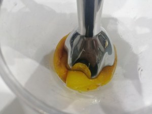 Tagliata di entrecote su coulis di peperone giallo con gocce di riduzione di aglianico