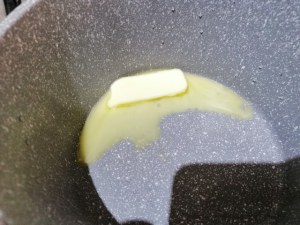 Tagliata di entrecote su coulis di peperone giallo con gocce di riduzione di aglianico