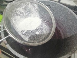 Tagliata di entrecote su coulis di peperone giallo con gocce di riduzione di aglianico