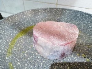 Filetto di manzo allo scotch whisky con uvetta e mandorle a scaglie