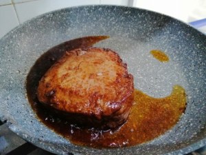 Filetto di manzo allo scotch whisky con uvetta e mandorle a scaglie