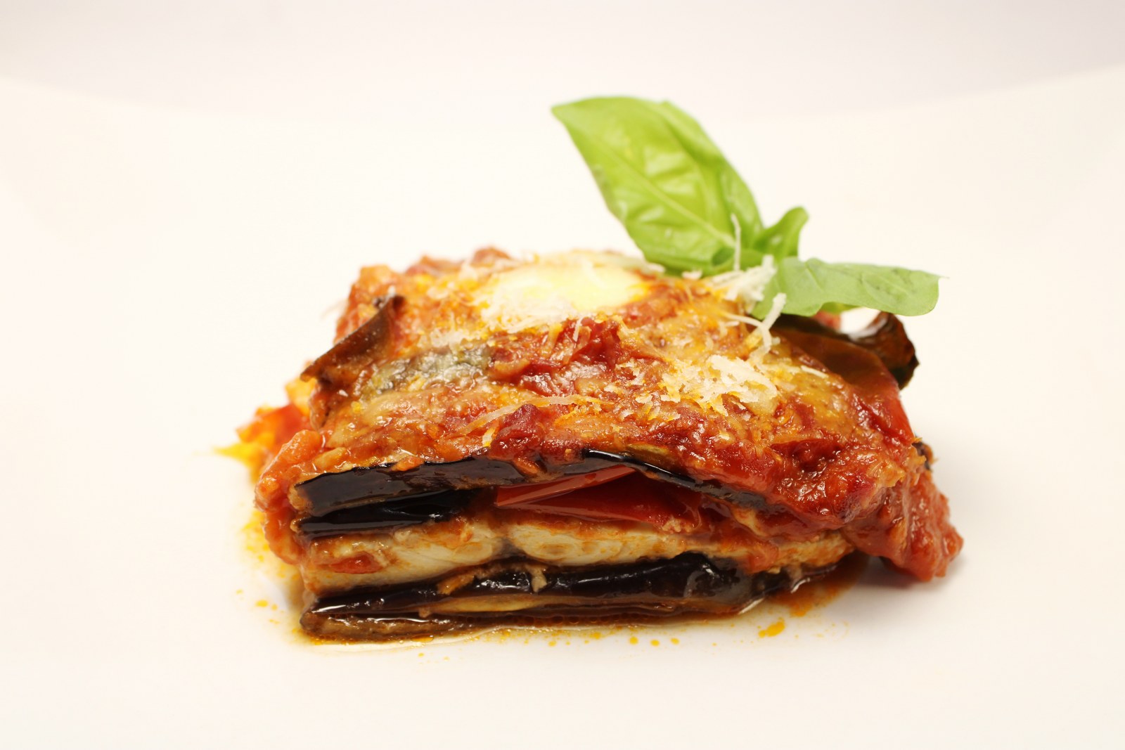 Parmigiana di melanzane e pesce lampuga