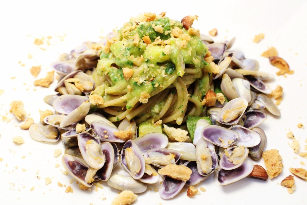 Spaghetti integrali con telline zucchine e tarallo sbriciolato