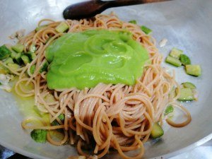 Spaghetti integrali con telline zucchine e tarallo sbriciolato