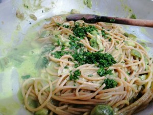 Spaghetti integrali con telline zucchine e tarallo sbriciolato