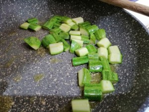 Spaghetti integrali con telline zucchine e tarallo sbriciolato