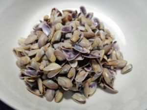 Spaghetti integrali con telline zucchine e tarallo sbriciolato