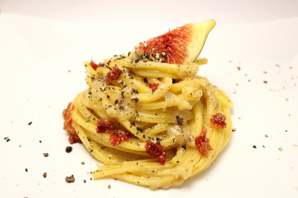Tonnarelli cacio e pepe con fichi