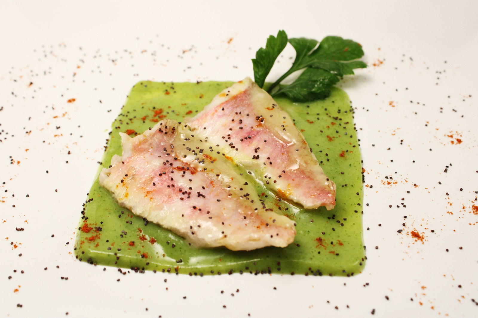 Scaloppine di triglie al vino bianco su vellutata di broccoli e patate