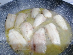 Scaloppine di triglie al vino bianco su vellutata di broccoli e patate