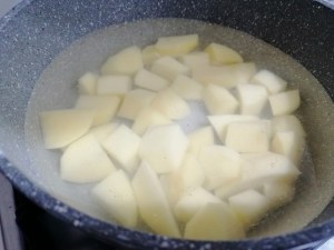 Scaloppine di triglie al vino bianco su vellutata di broccoli e patate