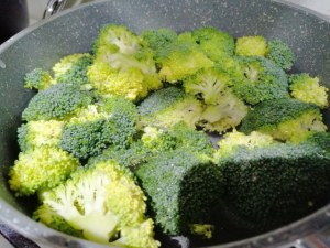 Scaloppine di triglie al vino bianco su vellutata di broccoli e patate