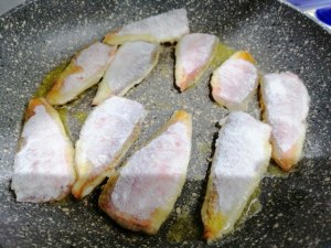 Scaloppine di triglie al vino bianco su vellutata di broccoli e patate