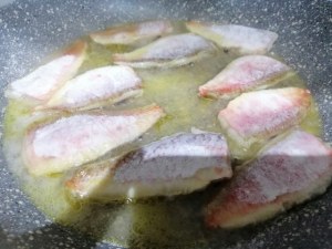 Scaloppine di triglie al vino bianco su vellutata di broccoli e patate