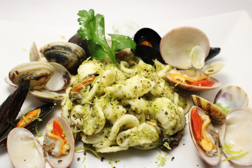 Orecchiette con broccoli e frutti di mare profumate al limone