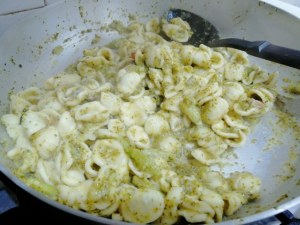 Orecchiette con broccoli e frutti di mare profumate al limone