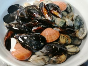 Orecchiette con broccoli e frutti di mare profumate al limone
