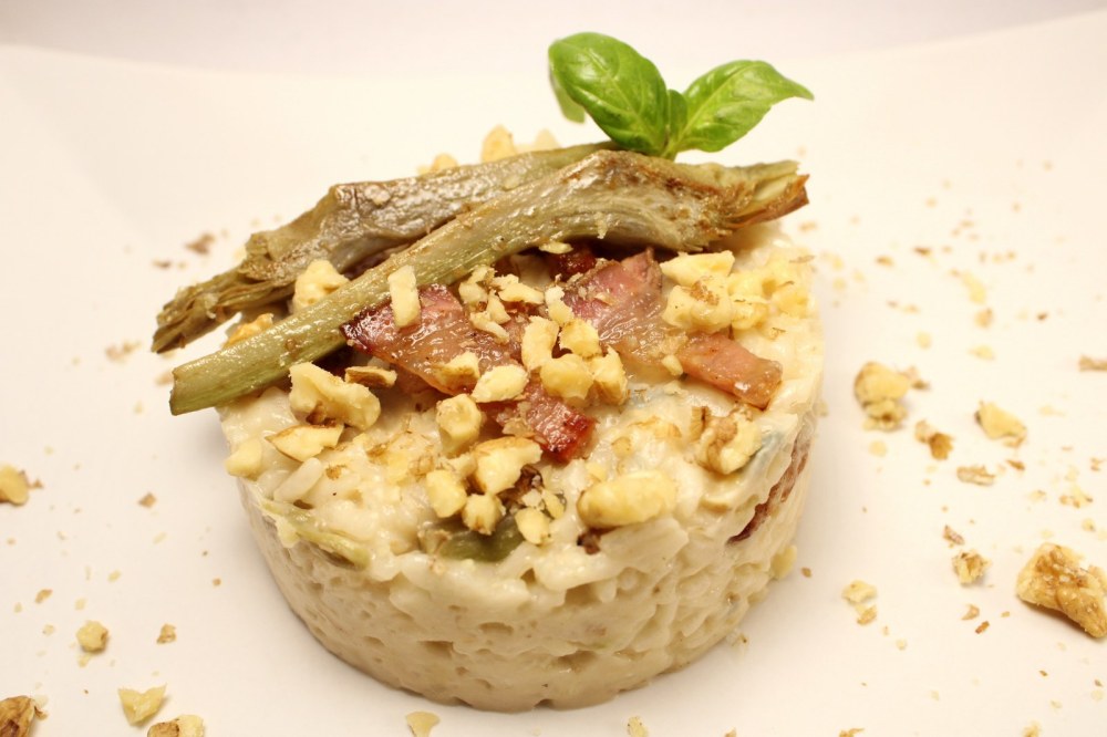 Risotto al gorgonzola con carciofi noci e guanciale croccante