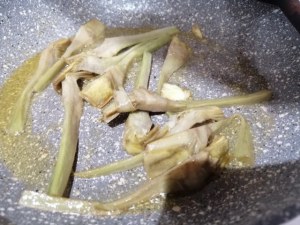 Risotto al gorgonzola con carciofi noci e guanciale croccante