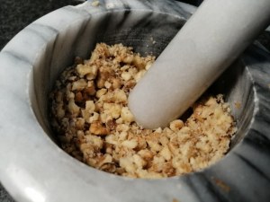 Risotto al gorgonzola con carciofi noci e guanciale croccante