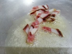 Risotto al gorgonzola con carciofi noci e guanciale croccante